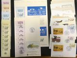 de nombreux timbres de différents types sur un dossier noir