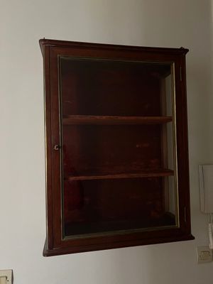 une armoire en bois dans un coin de la salle de bains