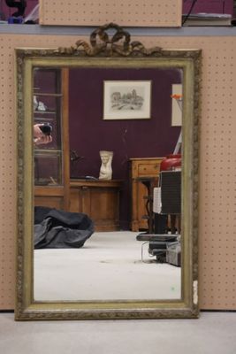 Miroir cadre stuc doré. 127 x 80 cm.