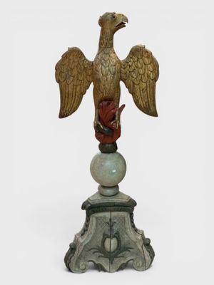 statue d'un aigle posée sur une boule de marbre, elle-même posée sur un socle