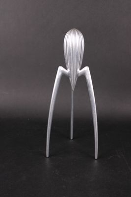 an image of a white plastic juicer on a black surface