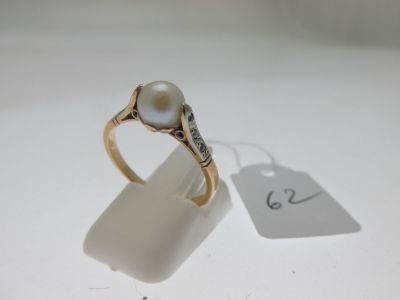 une image d'une bague ornée d'une perle et de diamants