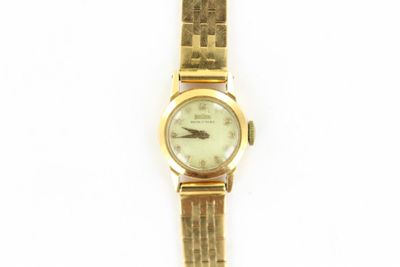 une image d'un gros plan d'une montre-bracelet sur une surface blanche