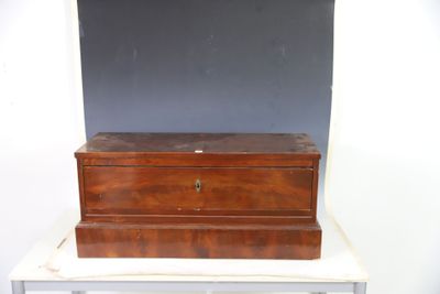 une petite boîte en bois posée sur une table blanche