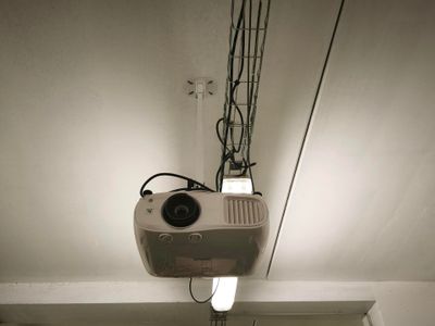 un vidéoprojecteur suspendu au plafond dans une pièce