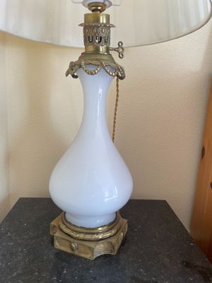 une lampe posée sur une table à côté d'une lampe