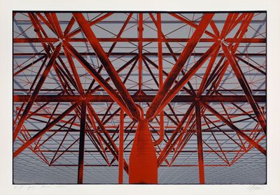 une photo d'une photo représentant une structure rouge dans le ciel