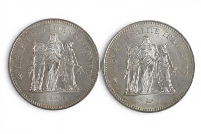 deux pièces d'argent sur lesquelles figurent l'effigie d'une femme et d'un homme