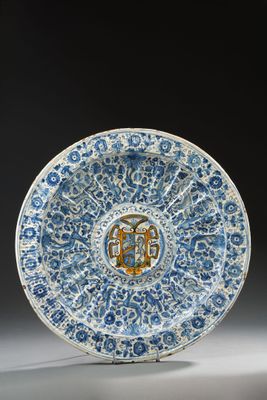 une assiette bleue et blanche ornée d'un motif