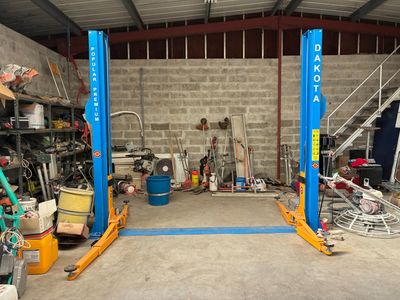 une photo d'un garage avec beaucoup d'outils sur le sol