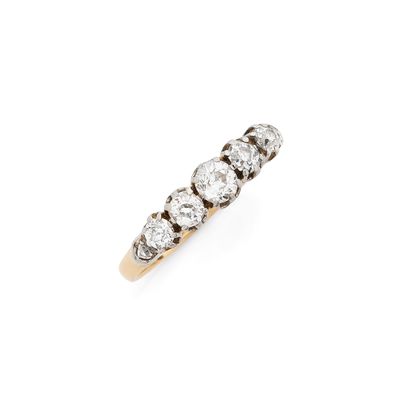 une bague à cinq pierres en diamant
