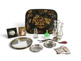 un grand nombre d'objets posés sur une table