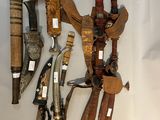 de nombreux outils de toutes sortes accrochés à un mur