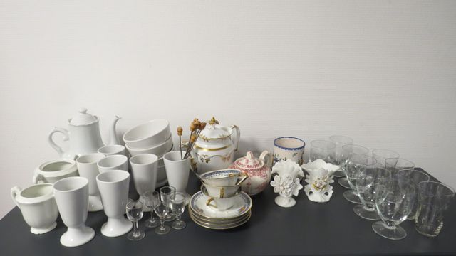 Ensemble de vaisselle en porcelaine : verseuses, sucrier, pot à l...