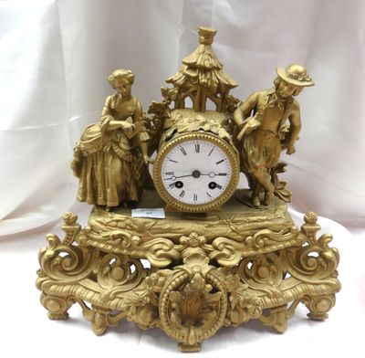 une horloge en or posée sur une table