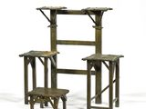 deux tabourets en bois et une table surmontée d'une étagère