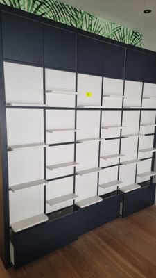 Meuble étagère en stratifié bleu et blanc à 30 portes dont 2…