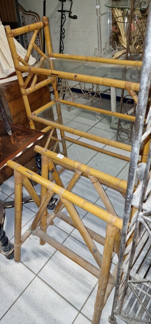 Étagère en bambou (éclat sur le verre et manque une étagère)…