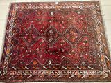 un tapis oriental posé sur un sol blanc dans une pièce