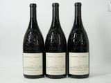 trois bouteilles de vin posées sur une table l'une à côté de l'autre