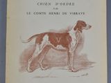 un vieux livre sur lequel figure le dessin d'un chien