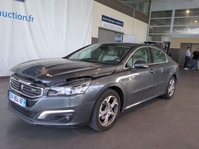 La voiture grise est garée dans le hall d'exposition du salon de l'automobile.
