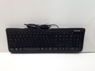 un clavier et une souris noirs posés sur une surface blanche