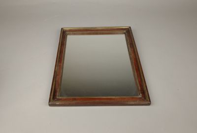 une photo d'un miroir posé sur une table blanche