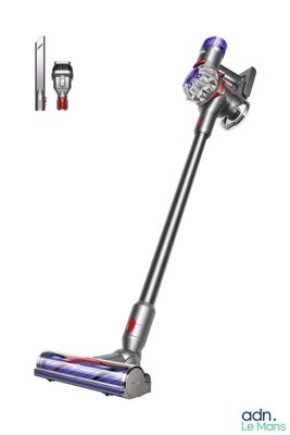 gros plan d'un aspirateur sans fil sur fond blanc