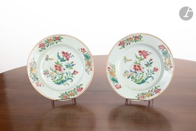 deux assiettes ornées de motifs floraux, posées sur une table en bois