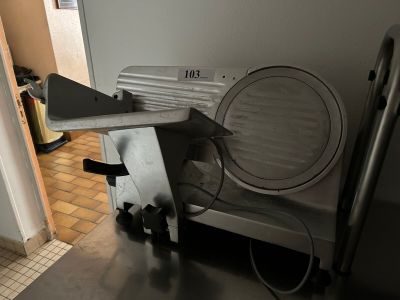 une machine posée sur le comptoir d'une cuisine