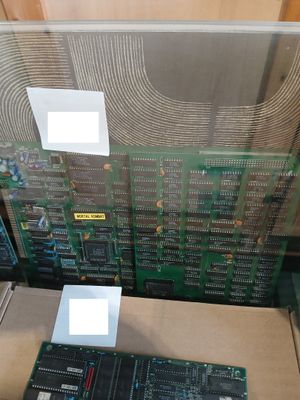 de nombreux composants électroniques exposés dans une vitrine
