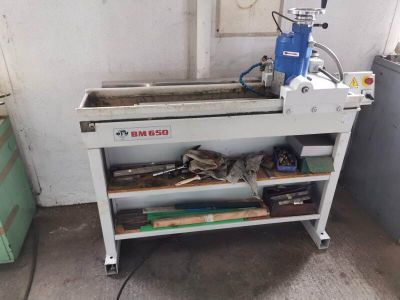 une machine posée sur une table dans une pièce