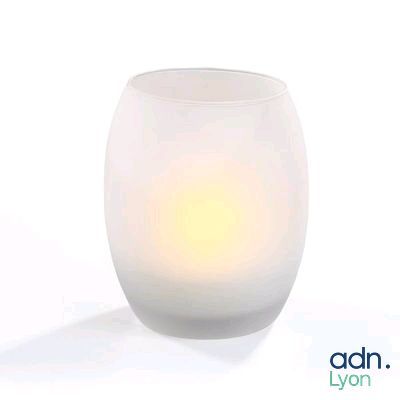 une bougie blanche posée sur une table