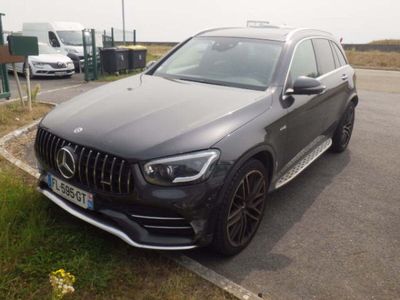 Le SUV Mercedes est garé sur le bord de la route.