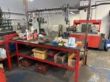 une photo d'un établi dans un atelier, sur lequel sont posés de nombreux objets