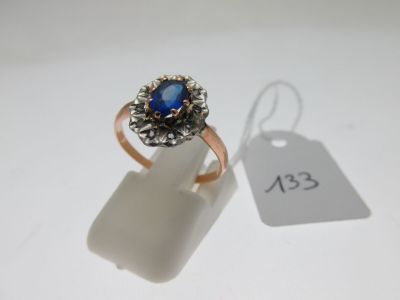 gros plan d'une bague sur une surface blanche avec une étiquette de prix