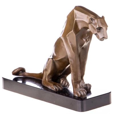 statue d'un lion assis sur un socle noir, sur fond blanc