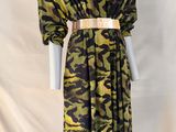 une robe à imprimé camouflage vert et noir posée sur un mannequin