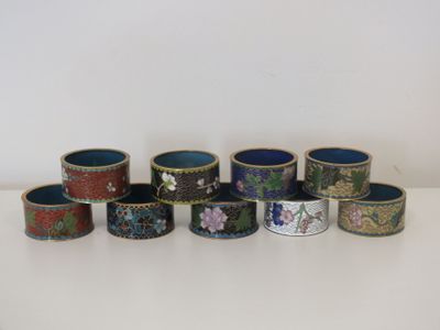six types différents de bracelets posés sur une table blanche