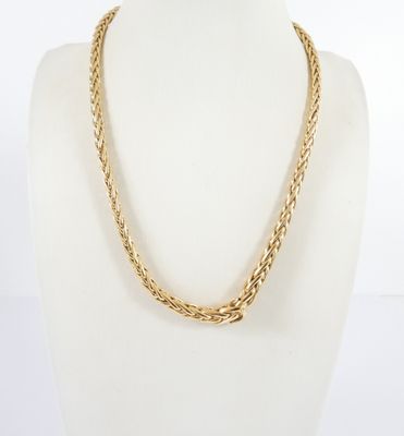 un collier en or sur un mannequin mannequin mannequin mannequin mannequin mannequin mannequin mannequin mannequin mannequin