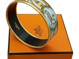 un gros plan d'un bracelet posé sur une boîte, sur fond blanc