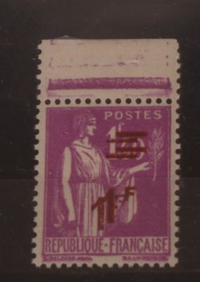 timbre violet représentant une femme tenant un vase