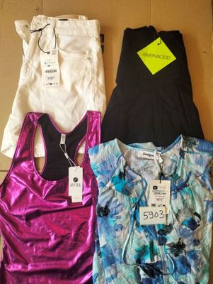 trois brassières de sport pour femme et un débardeur pour femme avec une étiquette de prix
