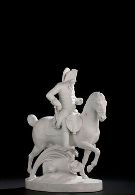 statue représentant un homme à cheval sur un fond noir