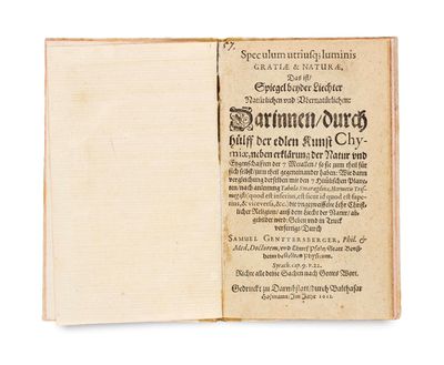 un vieux livre ouvert sur une page de texte sur fond blanc