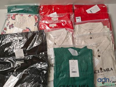 un grand nombre de t-shirts posés sur une table
