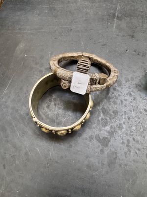 deux bagues posées sur une table