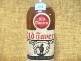 une vieille bouteille de whisky de taverne posée sur une table