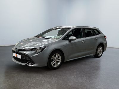 Une Toyota Sienna grise est garée dans une grande pièce.